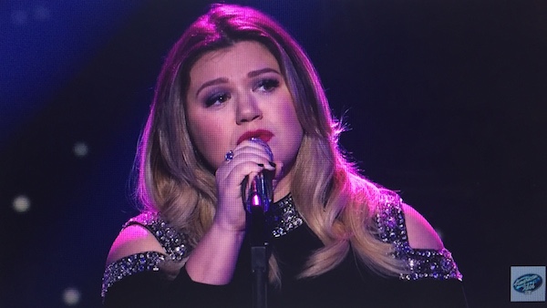Kelly Clarkson Delivers Emotional Performance Of New Single ‘Piece By ...